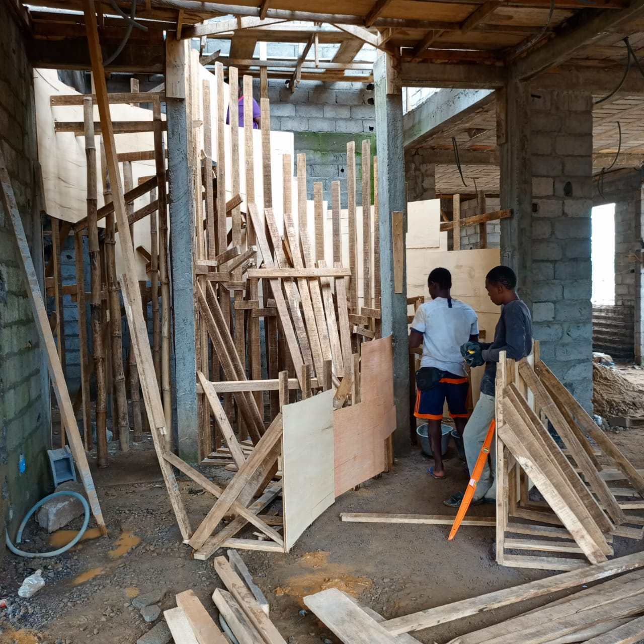Préparation des coffrages avant coulage